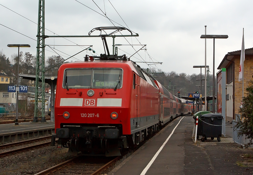 Ungewhnlich: 120 207-6 schiebt den RE 9 (Rhein-Sieg-Express) am 04.03.2012 vom Bahnhof Betzdorf/Sieg in Richtung Kln - Aachen. Das Ungewhnliche ist das der Zug vom Gleis 102 los fhrt, da dieses Gleis in der rckwrtige Richtung  die Hellertalbahn ist (KBS 462). Den Grund kenne ich leider nicht.