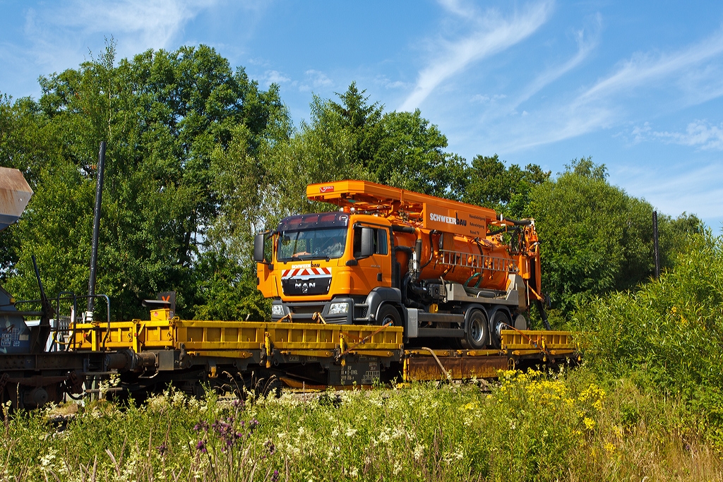 Ungewhnlich....

Ein Kanalsplwagen der Schweerbau verladen auf einem Drehgestellflachwagen mit vier Radstzen (Niederbordwagen) der Gattung Res (37 80 3999 056-9 D-EIVEL), hier am 17.07.2013 in Wrgendorf, beim B km 105,2 der KBS 462 (Hellertalbahn).

Der Grund war, unter dem Gleisbett gibt es Regenwasserablaufrohre die im Zuge der Bauarbeiten an der Strecke zu splen waren.