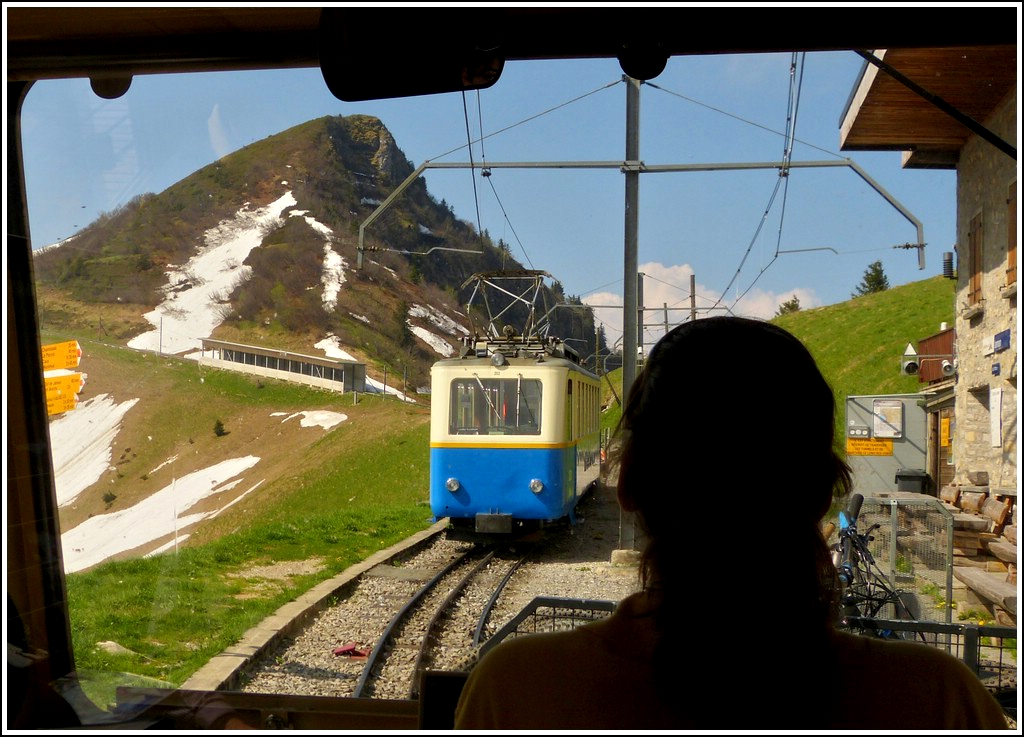 Unserer Lokfhrerin zu den Rochers de Naye ber die Schulter geschaut. 26.05.2012 (Jeanny)