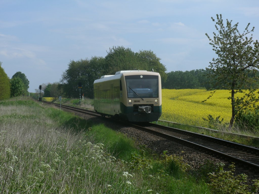 Unterwegs zwischen Putbus und Bergen/R�gen der PRESS VT650 032-4 am 19.Mai 2012.
