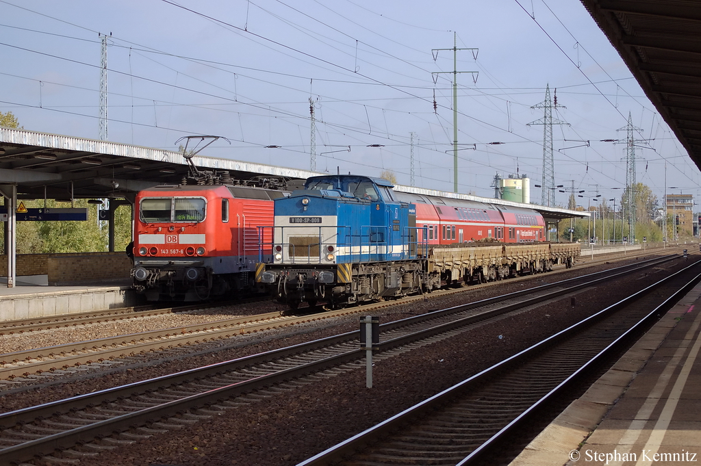 V 100-SP-009 (203 129-2) ex DR 112 528-5 SLG - Spitzke Logistik GmbH mit einem Rens Ganzzug, die mit alten Holzschwellen befllt sind, in Berlin-Schnefeld Flughafen Richtung Genshagener Heide unterwegs. 19.10.2011