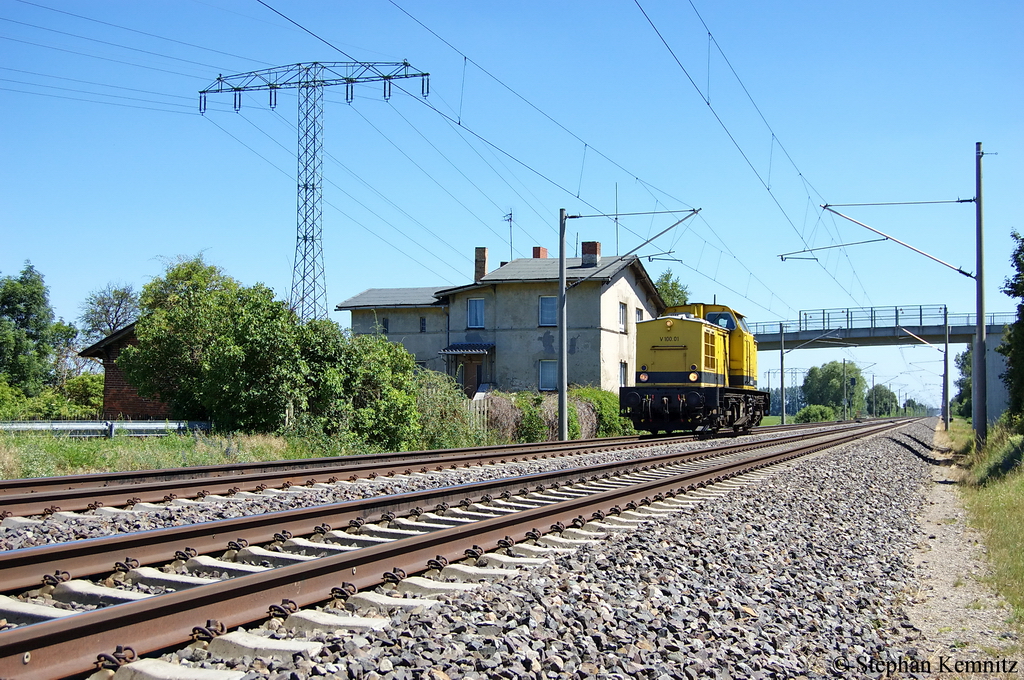 V 100.01 (202 481-8) von der RP Eisenbahn GmbH zur Zeit an die TRIANGULA Logistik GmbH vermietet in Vietznitz Richtung Friesack(Mark) unterwegs. 29.06.2011