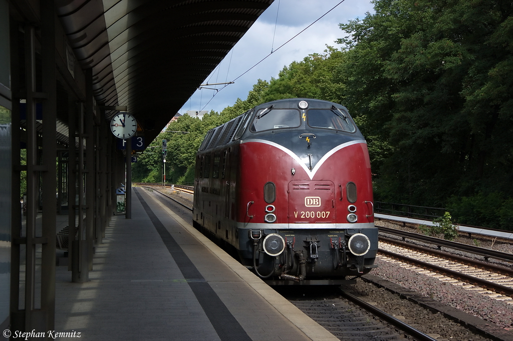 V 200 007 (220 007-9) Historische Eisenbahnfahrzeuge L�beck e.V. kommt �berraschend Lz durch Hamburg Dammtor gefahren und fuhr in Richtung Hamburg-Sternschanze weiter. Sie war auf �berf�hrungsfahrt von L�beck nach Nieb�ll gewesen und wird dort von der neg - Norddeutsche Eisenbahngesellschaft Nieb�ll GmbH im Personenverkehr eingesetzt als Ersatz f�r eine nicht fahrbereite Dampflok. 21.07.2012