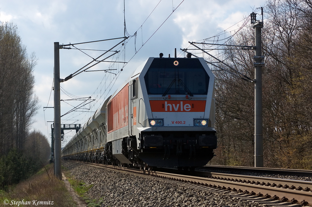 V 490.2 (264 012-6) hvle - Havellndische Eisenbahn AG mit einem Hvle eignenden Faccns Ganzzug bei Nennhausen und fuhr in Richtung Wustermark weiter. 13.04.2012