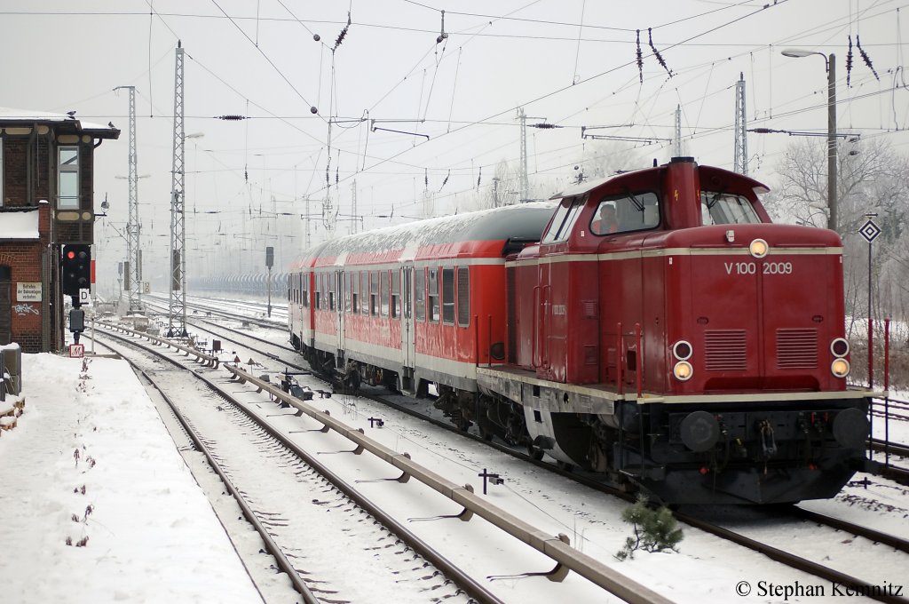 V100 2009 (212 009-5) der Hafenbahn Neustrelitz e. V mit 2 Halberst�ttern und einem Steuerwagen auf dem Weg nach Berlin Rummelsburg in Berlin K�penick. 07.12.2010