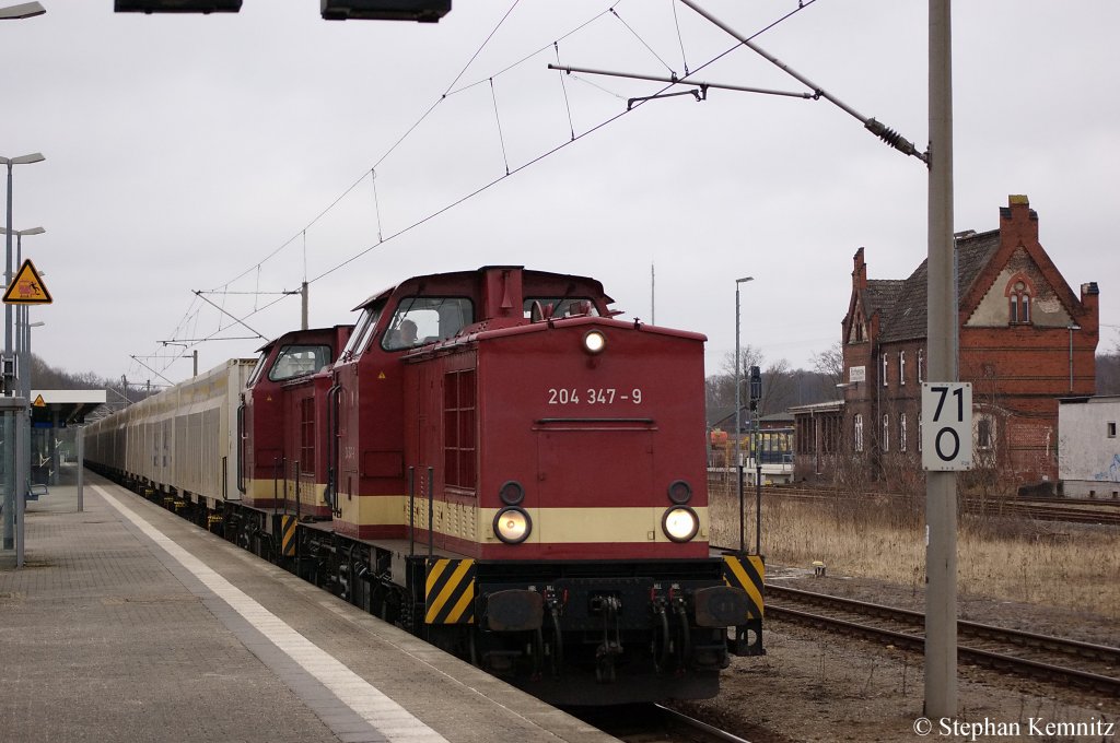 V100-Ost MTEG - Muldental Eisenbahnverkehrsgesellschaft mbH 204 347-9 (202 347-1) & 204 354-5 (202 354-7) Doppel mit vollen Hackschnitzelzug in Rathenow in Richtung Stendal unterwegs. 18.03.2011