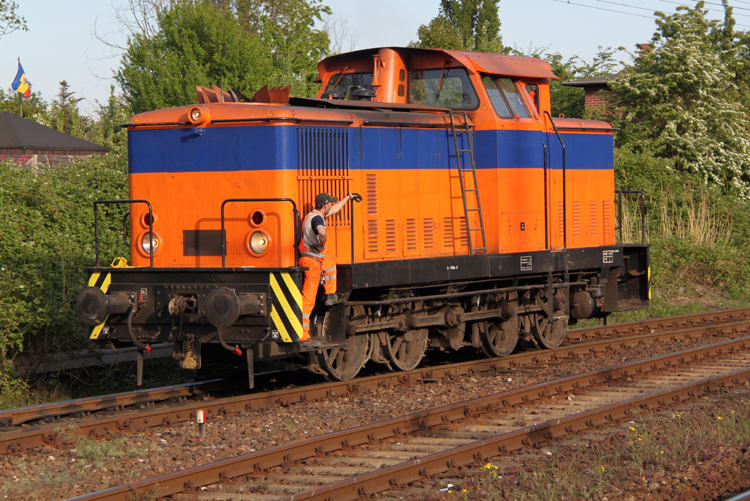 V60 der Firma Rostocker Fracht-und Fischereihafen GmbH beim Rangieren am 09.05.2011 im Bahnof Rostock-Bramow Gre an den Tf der V60 :-)