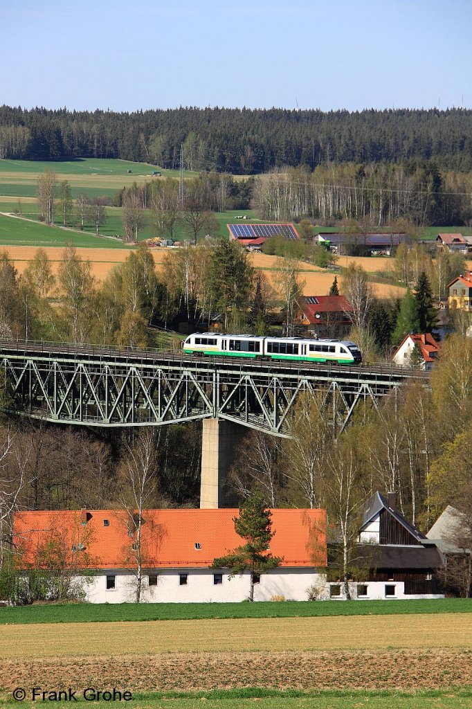 Vogtlandbahn VT 26 Desiro 642 326-2 + 826-1 als Leerzug Richtung Hof, KBS 855 Regensburg - Hof, fotografiert auf dem Thlauer Viadukt am 28.04.2012 --> Dieser Viadukt bietet je nach Sonnenstand den ganzen Tag von verschiedenen Standorten aus sehr vielfltige Motive und ist mein absoluter Favorit zum Fotografieren an diser KBS! 