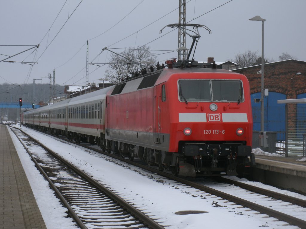 Von Stralsund bis Binz fuhr 120 113-6,im IC 2357 Leipzig-Binz,am 06.Februar 2013,als Schlu�lok mit.Aufgenommen in Bergen/R�gen.