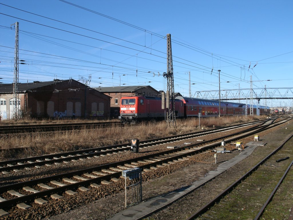 Vorbei am alten Bw Stralsund schob am 12.Februar 2011 114 010 den RE aus Elsterwerda nach Stralsund.