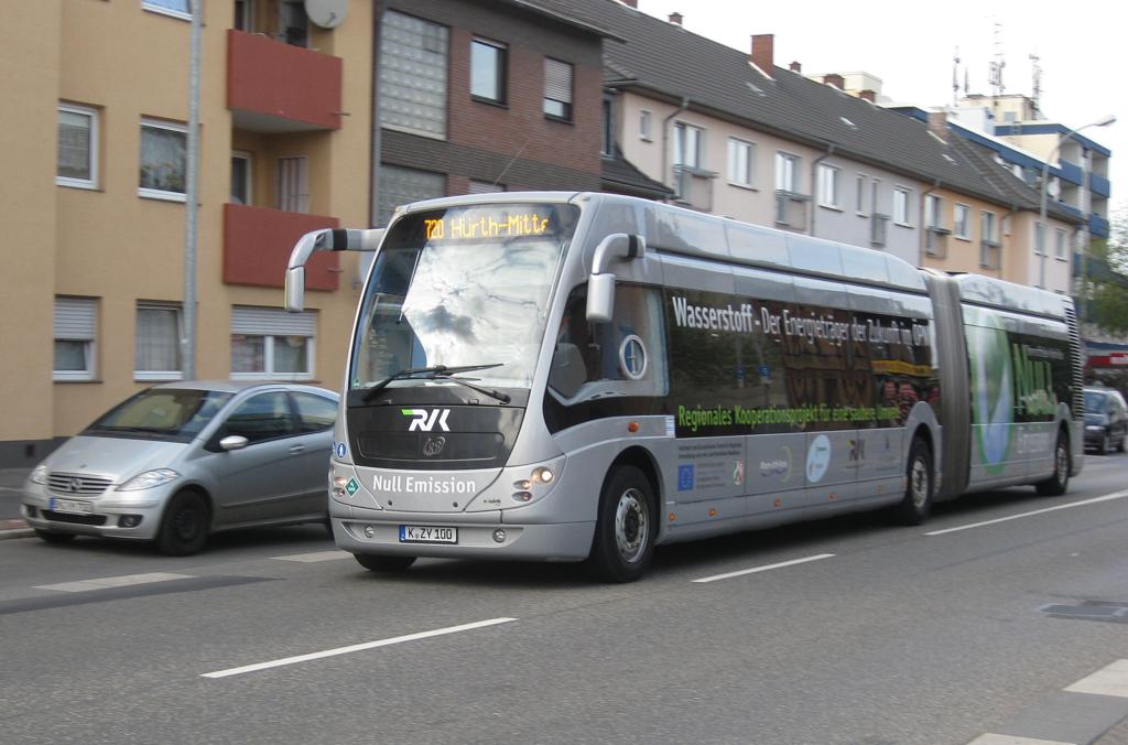 Vossloh Gliederbus mit Wasserstoff Antrieb hier am 20.4.2013 im
Stadtgebiet von H�rth als Linie 120 unterwegs.
