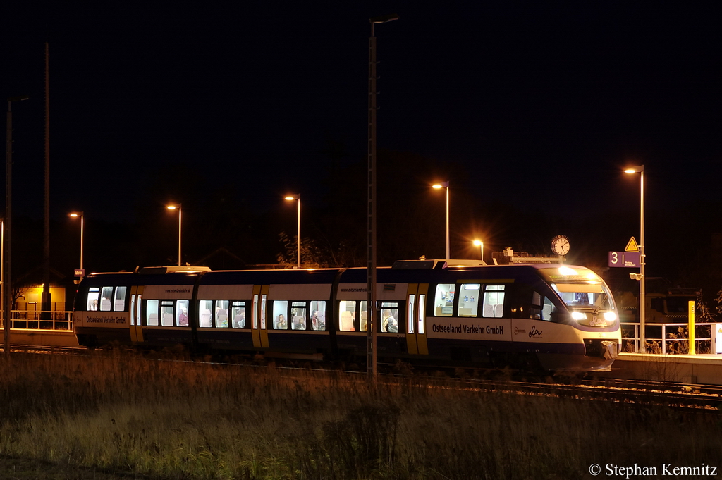 VT 0004 der OLA - Ostseeland Verkehr GmbH als MR51 (MR 68937) von Rathenow nach Brandenburg Hbf in Rathenow. Noch 6 Tage dann heit es fr die Mrkische Regiobahn nach vier Jahren auf wiedersehen sagen. 04.12.2011