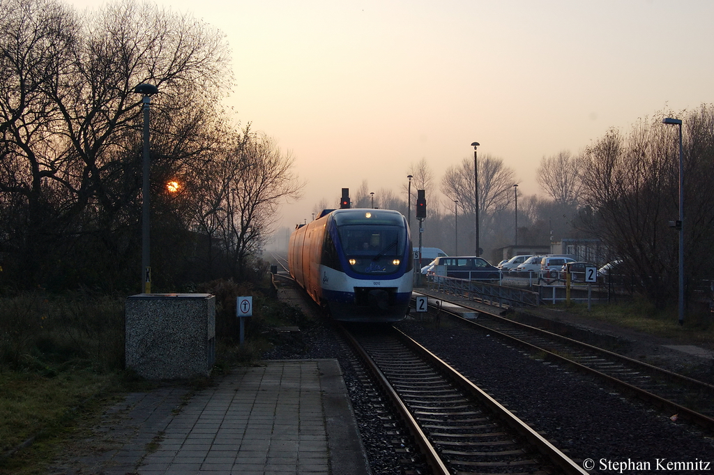 VT 0010 der OLA - Ostseeland Verkehr GmbH als MR51 (MR 68933) von Rathenow nach Brandenburg Hbf bei der Einfahrt in den Brandenburger Hbf. In nicht mal mehr vier Wochen sind solche Bilder mit OLA-Triebwagen in Brandenburg nicht mehr mglich, weil ab dem 11.12.2011 dann die ODEG mit ihren 646er Triebwagen dort fahren werden. 14.11.2011