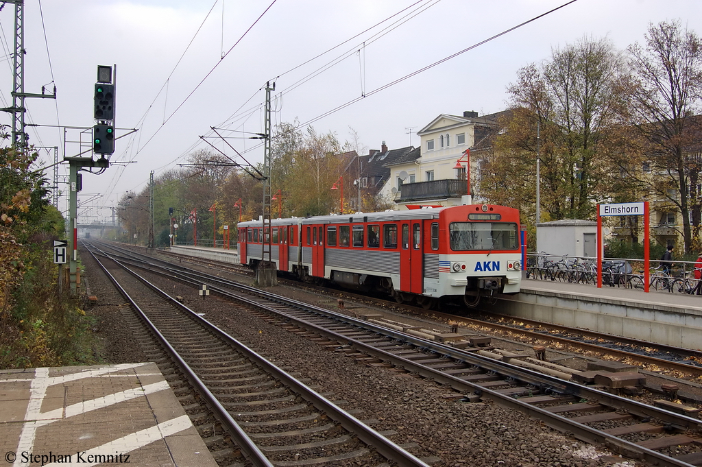 VT 2.33 der AKN als A3 (AKN 4451) von Elmshorn nach Ulzburg S�d in Elmshorn. 08.11.2011