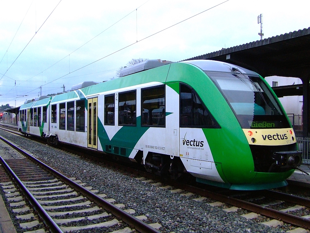 VT 252 (LINT 41) der vectus Verkehrsgesellschaft mbH hlt am 03.04.2010 im Bahnhof Wetzlar, er fhrt die Lahntal-Strecke KBS 625 (Limburg/Lahn - Gieen). Gesellschafter der vectus sind die Hessische Landesbahn (74,9%) und die Westerwaldbahn (25,1%).