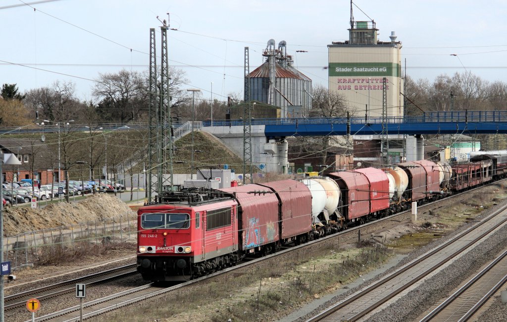 Whrend 155 246-2 mit ihren  Gemischten  am 18.04.2013 gemhlich durch den Bf Tostedt fhrt, kommt ein ICE 2 rechts in das Bild gefahren und rauscht an den Gterzug vorbei!