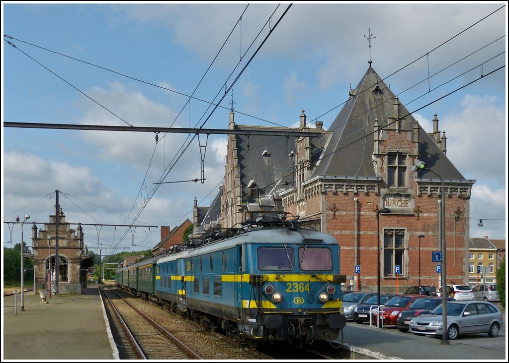 Wren da nicht die Autos auf dem Parkplatz, knnte man annehmen, die Zeit sei stehen geblieben. Der Sonderzug  Adieu Srie 23  steht am 23.06.2012 im wunderschnen Bahnhof von Binche und wartet auf die Weiterfahrt. Das imposante Empfangsgebude wurde 1857 gebaut und im Jahre 1911 feierlich erffnet, seit 1978 steht es unter Denkmalschutz. (Hans)