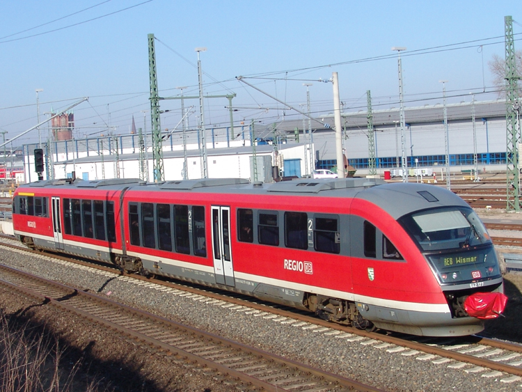 Weit weg der eigentlichen Heimat Sachsen war dieser 642,hier 642 177-0(BW Dresden Altstadt)als RE 13126 von Tessin Richtung Wismar kurz vor der Einfahrt im Rostocker Hbf.Aufgenommen am 26.02.2011