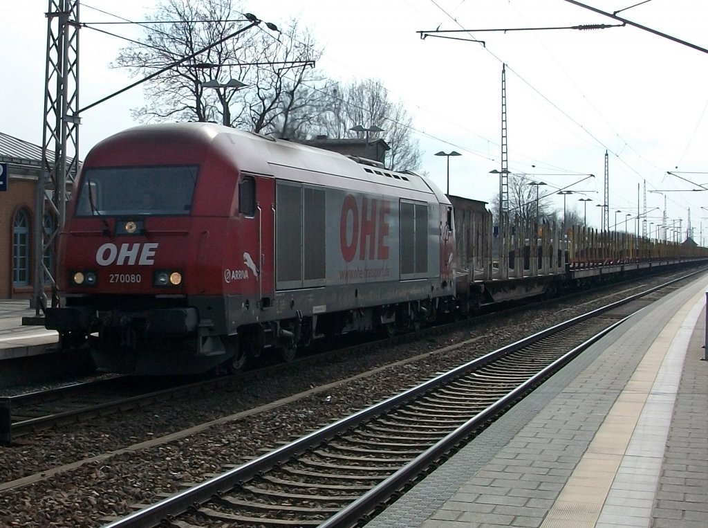 Wenige Minuten sp�ter am 13.April 2010 nochmal die OHE mit einem leeren Holzzug gezogen von 270080 bei der Durchfahrt durch Bergen/R�gen.