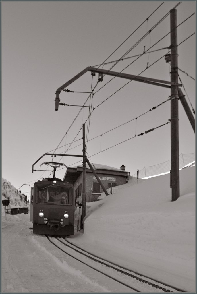 ...weshalb ich es hier noch  mit einer S/W Variante versucht habe. 
Rochers de Naye Zug bei der Haltestelle Jamam am 12. Jan. 2012