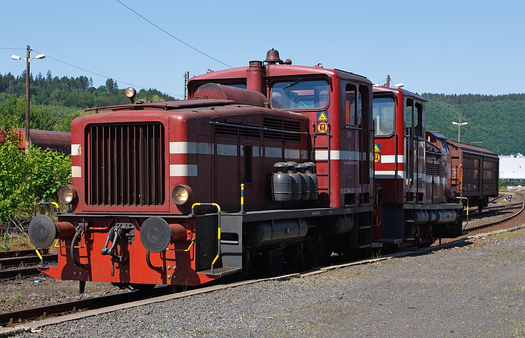 Westerwaldbahn (WEBA) Lok 1 und 3 (V 26) am 30.05.2011 in Scheuerfeld/Sieg. Die Loks vom Typ R 30 B wurden bei der Fa.  Jung in Kirchen/Sieg 1956 und 1957 (Fabr.-Nr. 12102 bzw. 12748) gebaut und haben je eine Leistung von 260 PS. Hier in Doppeltraktion, in dieser Einsatzform werden sie Fhrerhaus an Fhrerhaus gekuppelt, an den Fhrerhausrckwnden sind bergangsmglichkeiten zur jeweils anderen Maschine. Die WEBA hatte 4 Loks von diesem Typ heute sind noch 2 als Reserveloks erhalten. 