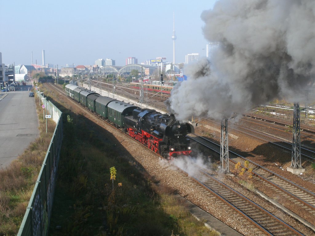 Wie in alten Zeiten dampfte eine Dampflok an der Warschauer Br�cke in Berlin vorbei,nur schob (!),am 29.Oktober 2011,die 52 8177 den Zug auf dem Bild zum Ostbahnhof.