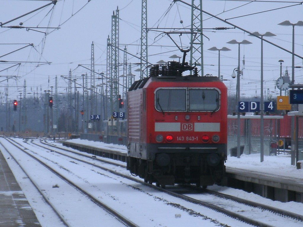 Wie man erkennt zeigte das Ausfahrsignal f�r die 143 843-1,am 17.Januar 2013,in Bergen/R�gen Halt.
