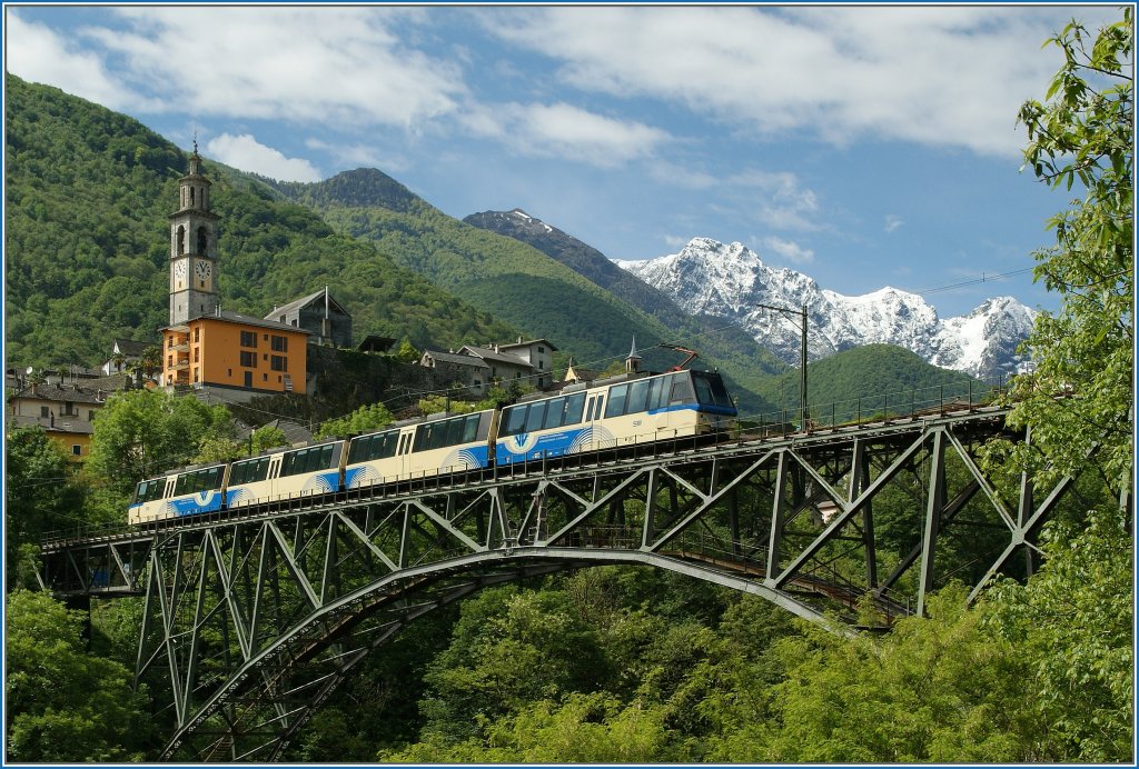 Wie vermutet: Auch ein  Sarg  macht bei dieser Kulisse ein gutes Bild...
FART/SSiF  Panoramazug  bei Intragna am 22. Mai 2013