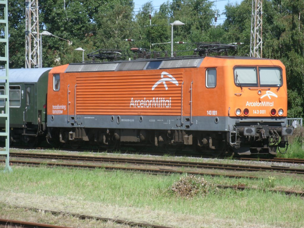Wieder ist die EKO Trans 143 001-6 nach Bergen/R�gen gekommen und wieder mit dem St�rtebekersonderzug aus Cottbus.Aufgenommen am 06.Juli 2013.