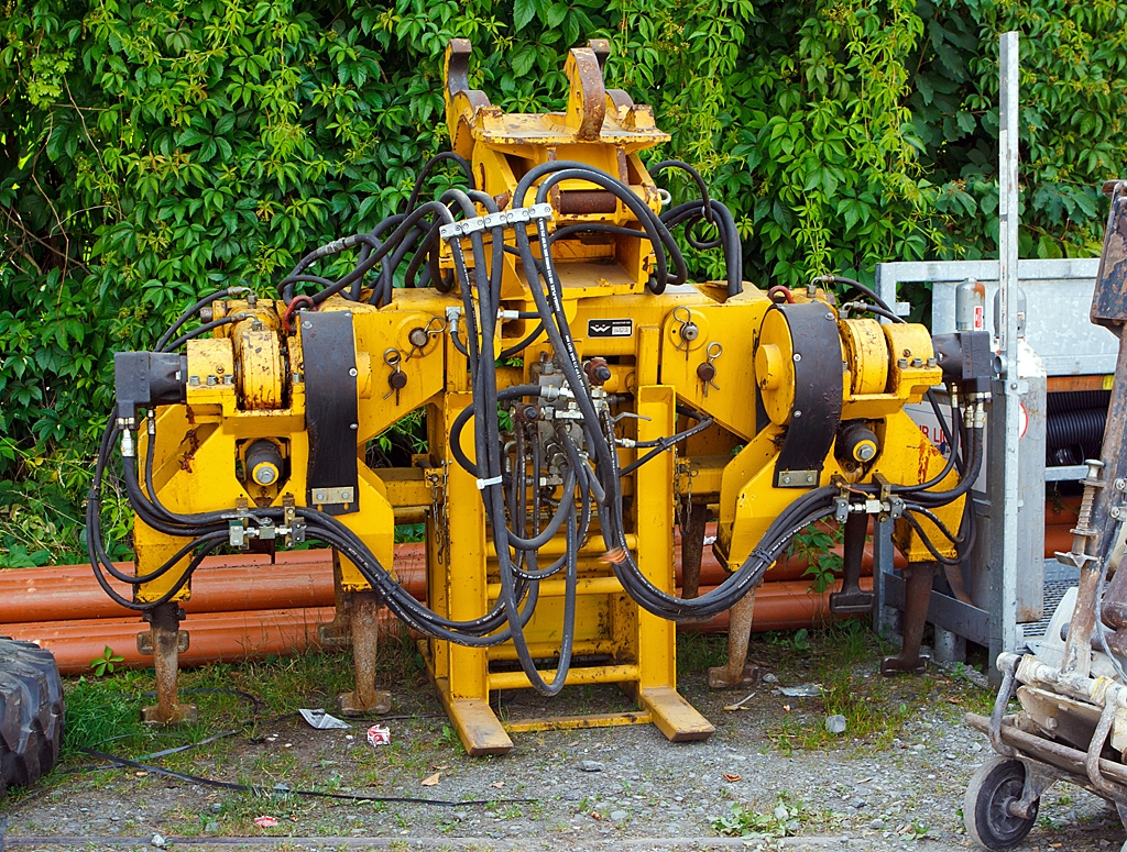 Windhoff Anbaustopfgert AST 8 (der Fa. Wiebe) fr den Anbau an einen Zweiwegebagger, abgestellt im Lager- und Transportgestell am 13.07.2013 in Ehringshausen (Lahn-Dill-Kreis).

Das Anbaugert besitzt zwei Arbeitsaggregate mit insgesamt 8 Stopfpickeln, die bei Arbeiten im Gleis gleichzeitig in den Schotter eintauchen. Fr Einstze in Weichen kann je nach Bedarf ein Arbeitsaggregat hydraulisch hochgeschwenkt werden.

Das  Anbaugert wiegt ca. 1.500 kg
