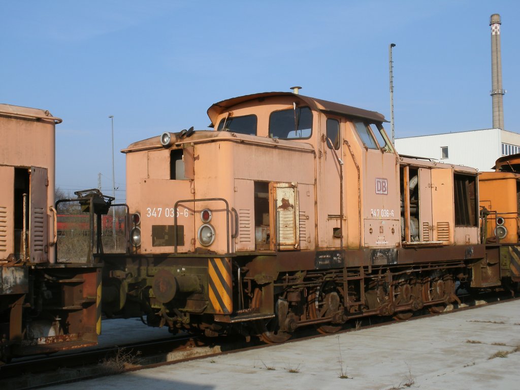 Zu den drei z-gestellten 347er von Mukran z�hlt auch 347 036-6.Alle Loks geh�ren noch zu DB Schenker Rail obwohl die Loks schon seit Jahren z-gestellt sind.Aufnahme vom 19.April 2012.
