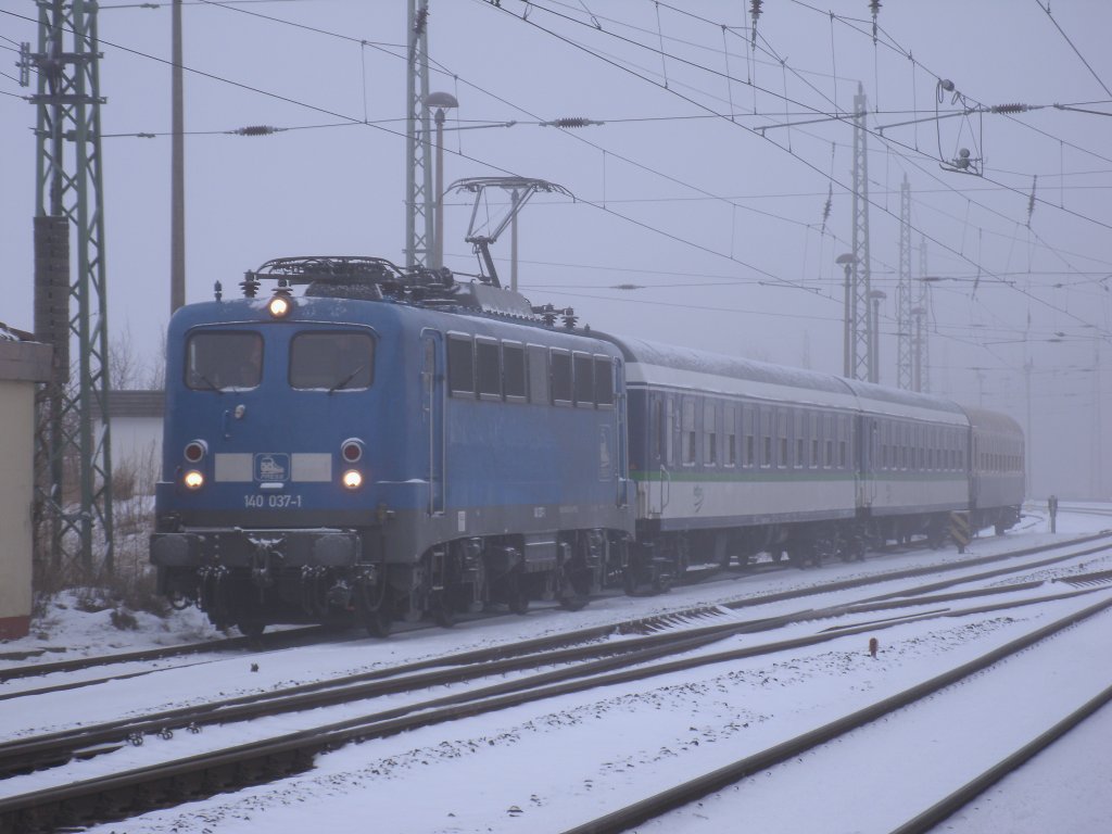 Zu Sonderzugehre kam die PRESS 140 037-1,am 27.Januar 2013,als Sie mit einem Sonderzug in Bergen/R�gen stand.