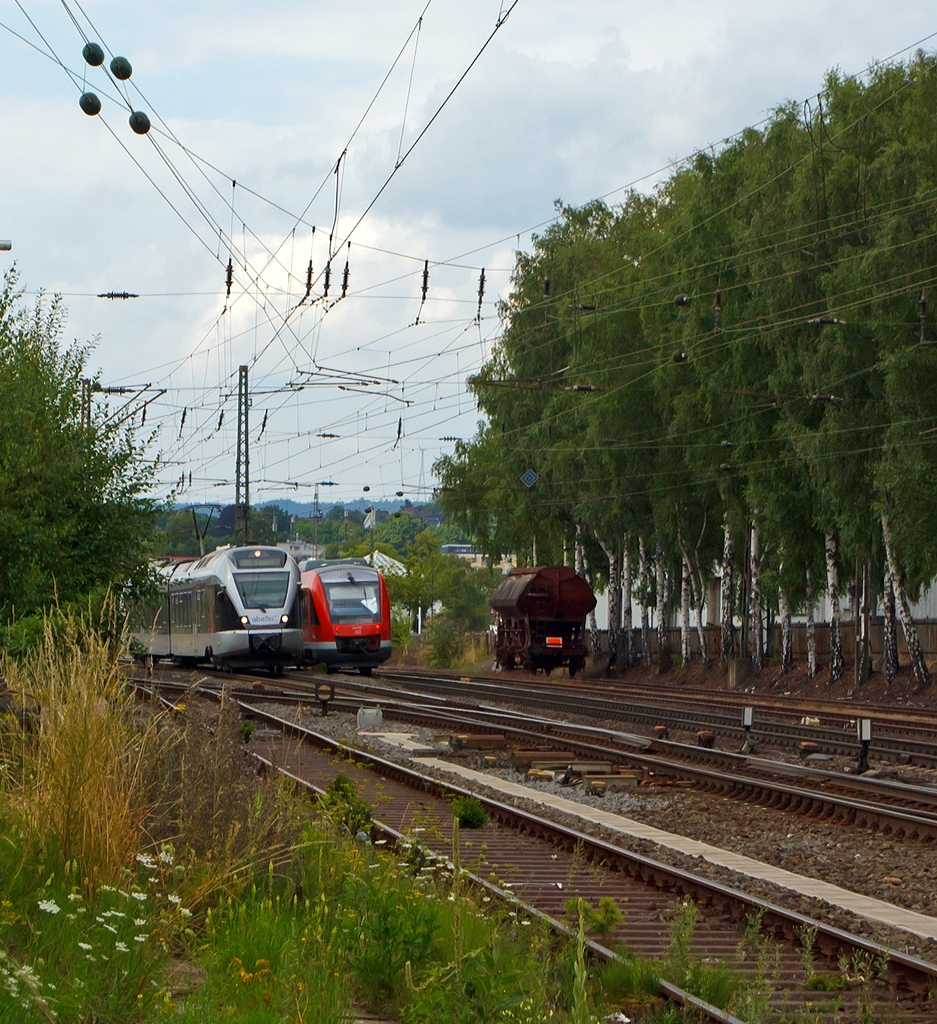 Zugbegegnung auf der KBS 440 (Ruhr-Sieg-Strecke) am 10.08.2013 in Kreuztal...
Links der ET 22002, ein 2-teiliger Stadler Flirt (BR 426.1) der Abellio Rail NRW fhrt als RB 91 (Ruhr-Sieg-Bahn) die Verbindung Hagen-Siegen.
Rechts 640 017, ein Alstom Coradia LINT 27, der 3-Lnder-Bahn als RB 93 (Rothaarbahn) nach Bad Berleburg  erreicht gleich den Bahnhof Kreuztal. 