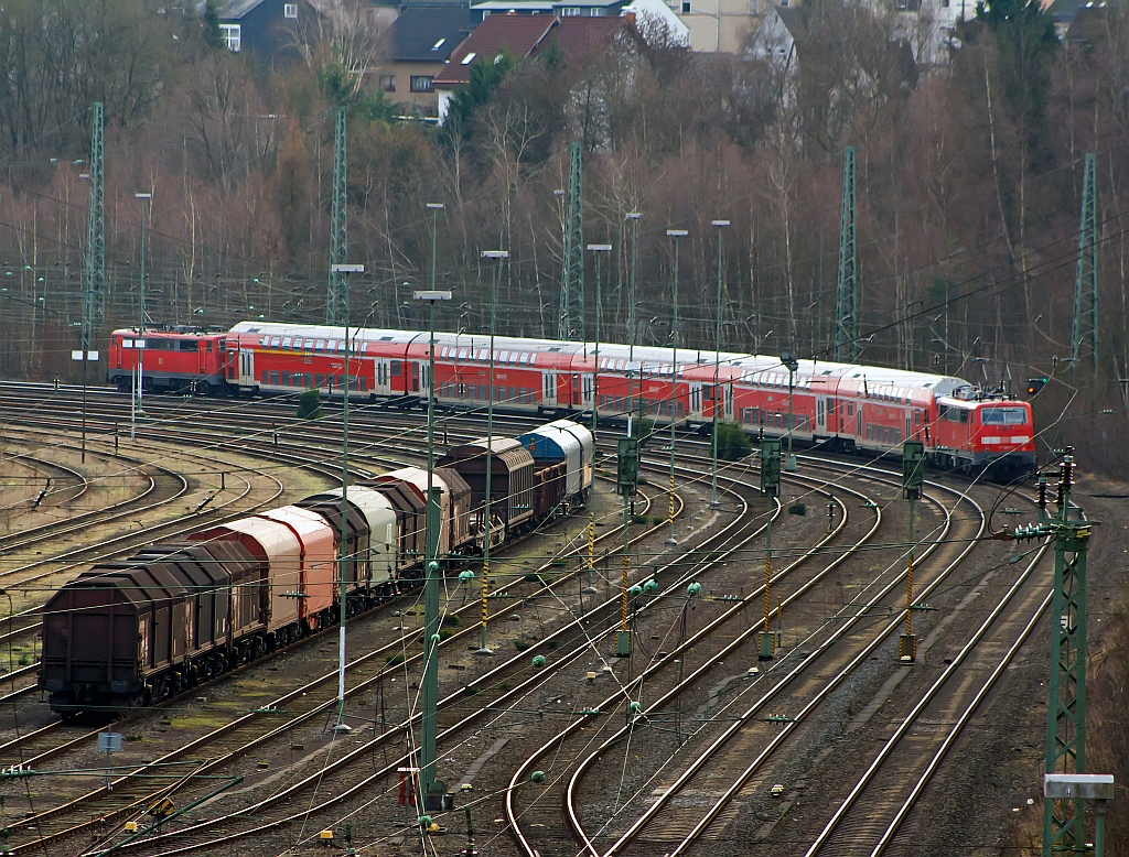 Zuglok 111 015-4 und Schublok 111 009-7, der Grund die Probleme mit dem Bombardier Talent 2. Ab 12. Dez. 2010 sollte der Talent 2 die Strecke bedienen. Um die Fahrzeitreduzierung um ca. 3 min. zu Gewhrleisten setzte die DB Regio nun auf Doppeltraktion, brachte aber nicht den gewschten Erfolg.