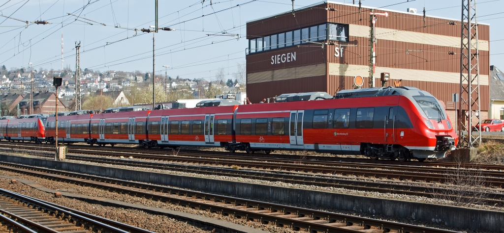 Zum erstenmal gesehen: 4-teilige Bombardier Talent II  442 267 und 442 218 abgestell am 24.03.2012 in Siegen vor den Stellwerk Siegen Fahrdienstleiter (Sf). Insgesamt hat die DB AG fr die Strecke RE 9 (Siegen-Kln-Aachen) 15 Fahrzeuge bestellt. Auf diese zwei Testfahrzeugen werden die knftigen Lokfhrer schon einmal vorab an die neue Fahrzeugtechnik gewhnt. Diese Garnituren der S-Bahn Nrnberg werden z.Z.  rund um die Uhr bewacht. Warum so ein Aufwand? Einzig wegen der Graffiti-Sprayer. 