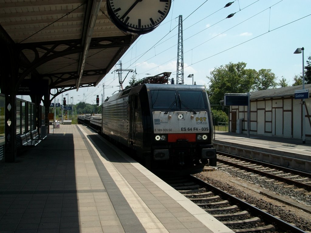 Zur richtigen Zeit und am richtigen Ort war ich am 03.Juli 2010 in G�strow als PCT ES64 F4-035 mit einem beladenen Schwellenzug durch den Bahnhof Richtung B�tzow fuhr.
