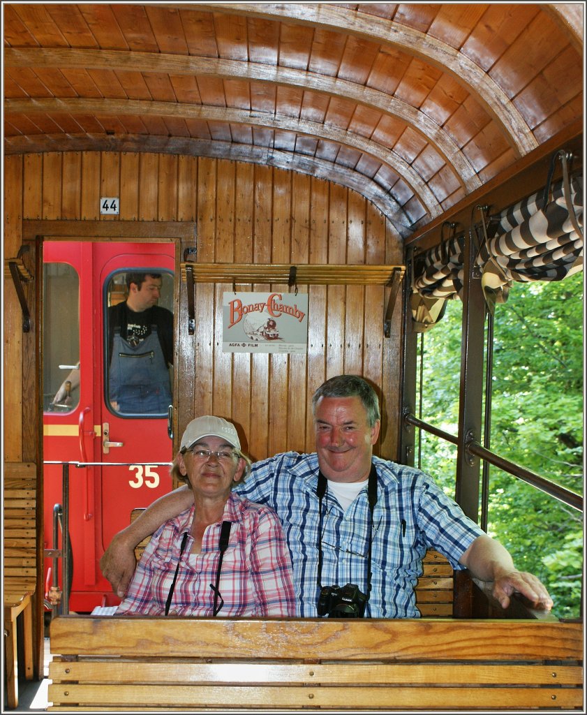 Zwei Fotografen geniessen die Fahrt in der Holzklasse des Blonay-Champy Zuges.
(27.05.2012)