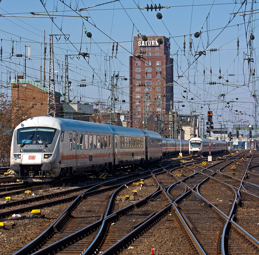 Zwei IC wollen Steuerwagen voraus in am 26.03.2013 in den Hbf Kln einfahren, der linke darf zu erst.