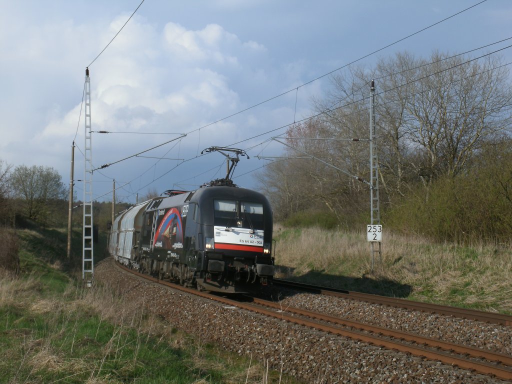 Zwischen Lietzow und Bergen/R�gen entstand die Aufnahme am fr�hen Abend vom 23.April 2012 vom Kreidezug der von Klementelvitz kam.
