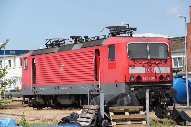 Zwischen viel Mll musste am 10.06.2011 die 143 860-5 im BW Rostock Hbf stehen.