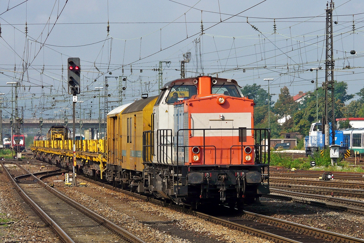 . 203 163-1 der NBE Rail (92 80 1203 163-1 D-NBEG) durchfhrt am 11.09.2010 mit einem Bauzug den Hauptbahnhof von Regensburg. (Jeanny) 