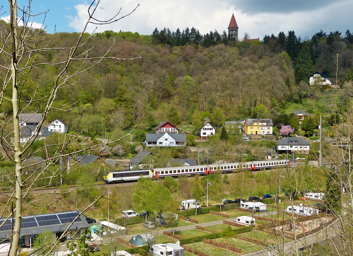 . Als der IR 115 Liers - Luxembourg am 21.04.2014 um 12.53 Uhr Clervaux durchfuhr, kndigte sich das Unheil schon an ber der Abtei St Maurice. Eine dicke schwarze Regenwolke schien es auf unsere Fotostelle abgesehen zu haben. 21.04.2014 (Jeanny)