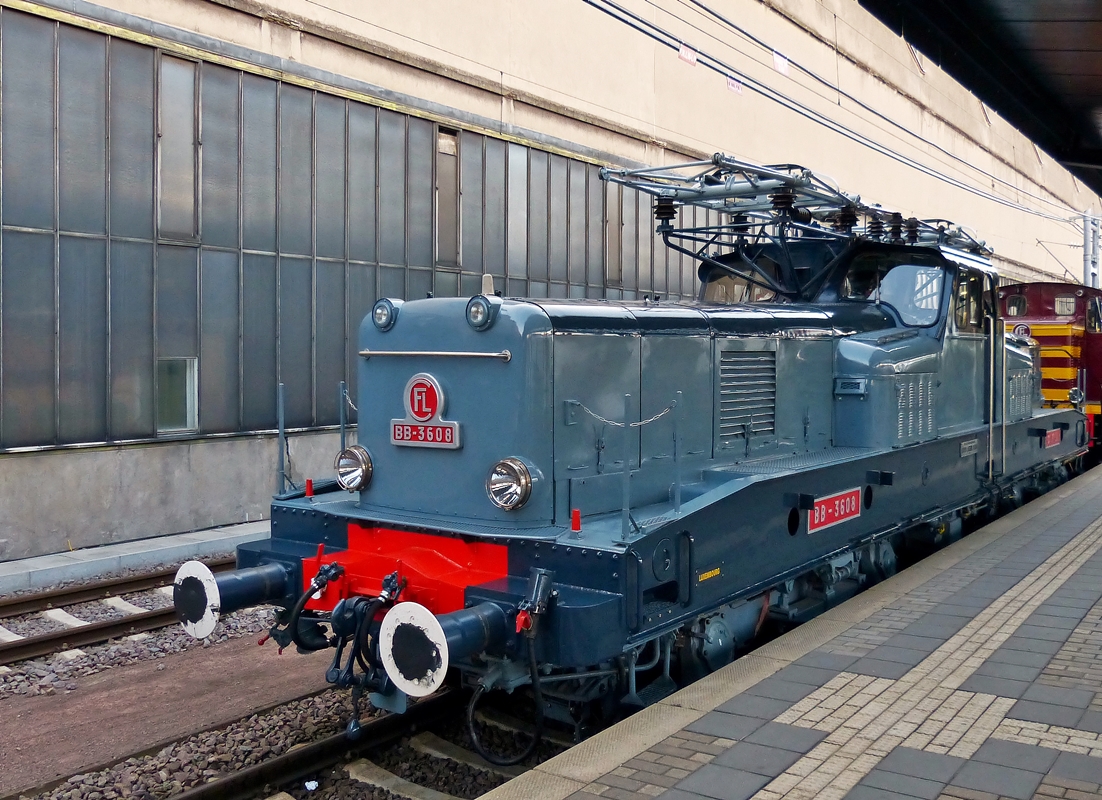 . Am 04.10.2014 gab es eine Ausstellung des luxemburgischen Museumsmaterials im Bahnhof von Luxemburg Stadt. Die BB 3608 war zum Glck fotografenfreundlich abgestellt und konnte sowohl von auen, als auch von innen in Augenschein genommen werden. (Hans)