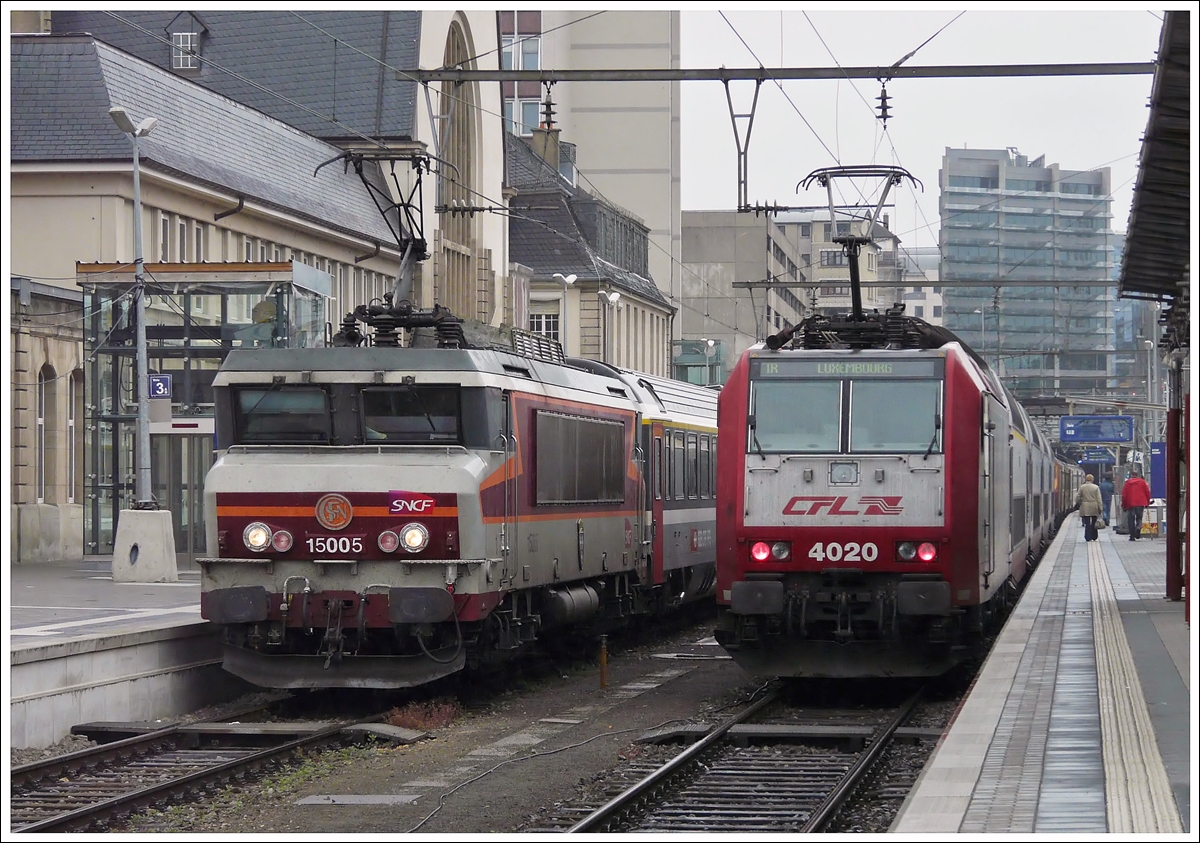 . Am 06.06.2009 stand der EC 91  Vauban  Bruxelles Midi - Chur mit einer Versptung von ber einer Stunde abfahrbereit neben einem CFL Wendezug im Bahnhof von Luxemburg Stadt. (Jeanny)

Ich habe mit Schrecken festgestellt, dass es noch keine Bilder meiner absoluten Lieblingslok bei Hellertal.startbilder gibt. Deshalb wird es hchste Zeit die SNCF BB 15000, auch  nez casss  genannt, hier mal vorzustellen:

Die BB 15000 ist eine franzsische Elektrolokomotivbaureihe der Socit nationale des Chemins de Fer Franais (SNCF) fr den Einsatz auf den mit Wechselstrom von 25 kV 50 Hz elektrifizierten Streckennetz. Die Lokomotiven wurden von Alsthom in den Jahren 1971 bis 1976 gebaut.

Die Lokomotiven besitzen die fr die 1960er- und 1970er-Jahre typische Frontform des Designers Paul Arzens, die „nez cass“ (etwa „gebrochene Nase“) genannt wird und erstmals bei den Maschinen der Baureihe CC 40100 zur Anwendung kam. Sie besitzen viele elektronische Apparaturen wie die automatische Geschwindigkeitsregelung und haben sich im Betrieb als sehr zuverlssig erwiesen. Die konstruktive Hchstgeschwindigkeit liegt bei 180 km/h, whrend in der Praxis die Hchstgeschwindigkeit auf 160 km/h beschrnkt ist. Die Maschinen sind die ersten franzsischen Streckenlokomotiven mit zwei Fhrerstnden, die nur einen Stromabnehmer haben.

Anzumerken ist, dass die letzten 15 gebauten Loks zugunsten eines greren Fhrerstandes eine weniger schiefnasige Frontpartie besitzen.

Alle Lokomotiven waren von Anfang an im elsssischen Straburg beheimatet und wurden dort auf die Fernverkehrsbereiche sowie auf die Bereiche TER Alsace und Lorraine verteilt. Mit der Erffnung des TGV Est 2007 wurden viele Loks fr neue Bereiche frei. Bis Ende 2011 wurden alle BB 15000 sukzessive nach Achres verlegt, wo sie die Lokomotiven der Reihe BB 16000 zum groen Teil und die Lokomotiven der Reihe BB 16100 vollstndig ersetzt haben.

Die frheren hochwertigen Reisezugleistungen, wie die ehemaligen TEE-Nobelzge Goethe, Iris, Vauban und Stanislas sind mit der Umbeheimatung nach Achres fast vollstndig Vergangenheit. Mittlerweile erfolgen die meisten Einstze an TER-Nahverkehrszgen.

Fr Einstze nach Luxemburg wurden die Loks 15005, 15008, 15016 bis 15021, 15023 und 15025 nachtrglich mit dem Zugsicherungssystem Memor II+ ausgerstet.

Der Steckbrief der Srie BB 15000:

Nummerierung: 15001–15065
Hersteller: Alsthom-MTE
Baujahr(e): 1971–1976
Achsformel: B'B'
Spurweite: 1435 mm (Normalspur)
Lnge ber Puffer: 17.480 mm
Dienstmasse: 88 t
Radsatzfahrmasse: 22 t
Hchstgeschwindigkeit: 160 km/h
Dauerleistung: 	4300 kW
Stromsystem: 25 kV 50 Hz AC
Strombertragung: Oberleitung; 1 Stromabnehmer
Anzahl der Fahrmotoren: 2

Die auf dem Bild zu sehende BB 15005 trug die schne  livre TEE  und das Original SNCF Logo. Dieses Design passte am besten zu den tollen Loks.
