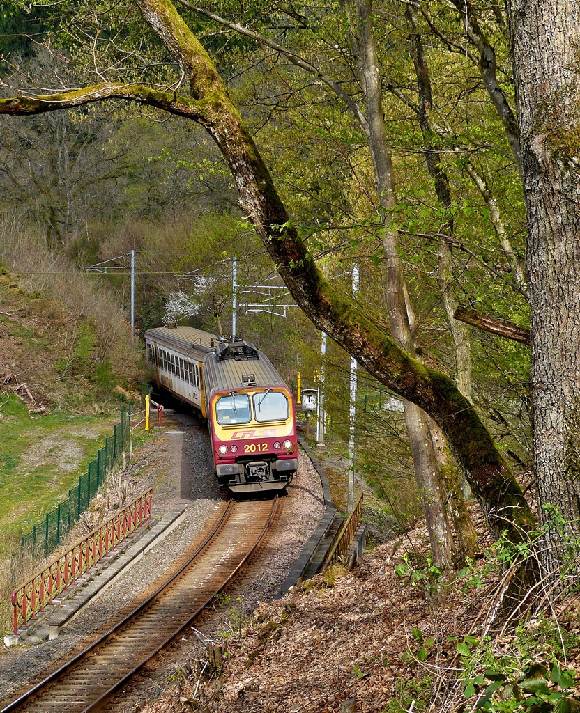 . Am 09.04.2014 schlngelst sich der Z 2012 durch das zerklfftete Tal der Wiltz zwischen Merkholtz und Kautenbach. (Hans)