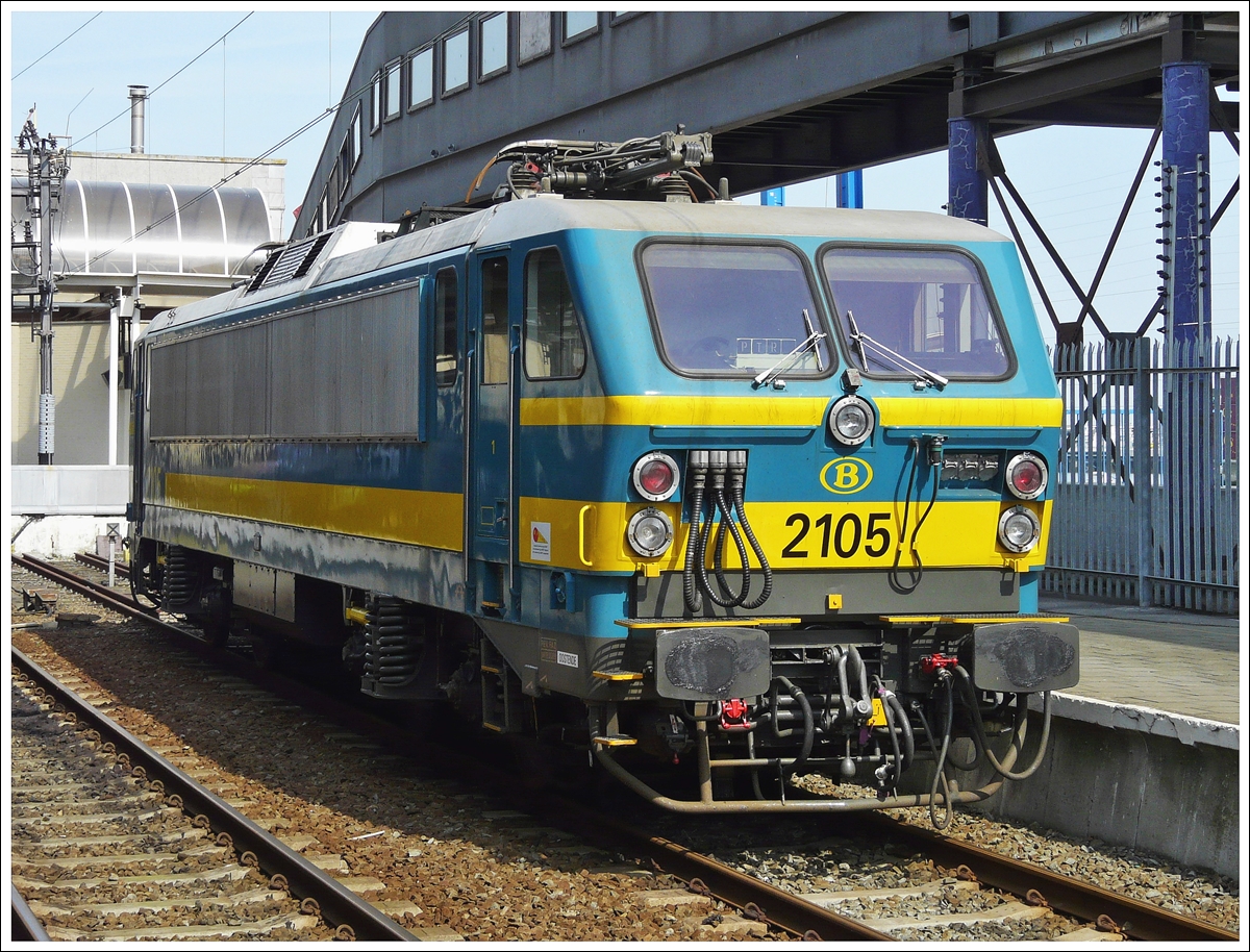 . Am 11.04.2009 stand die HLE 2105 ganz allein im Bahnhof von Oostende. (Jeanny)