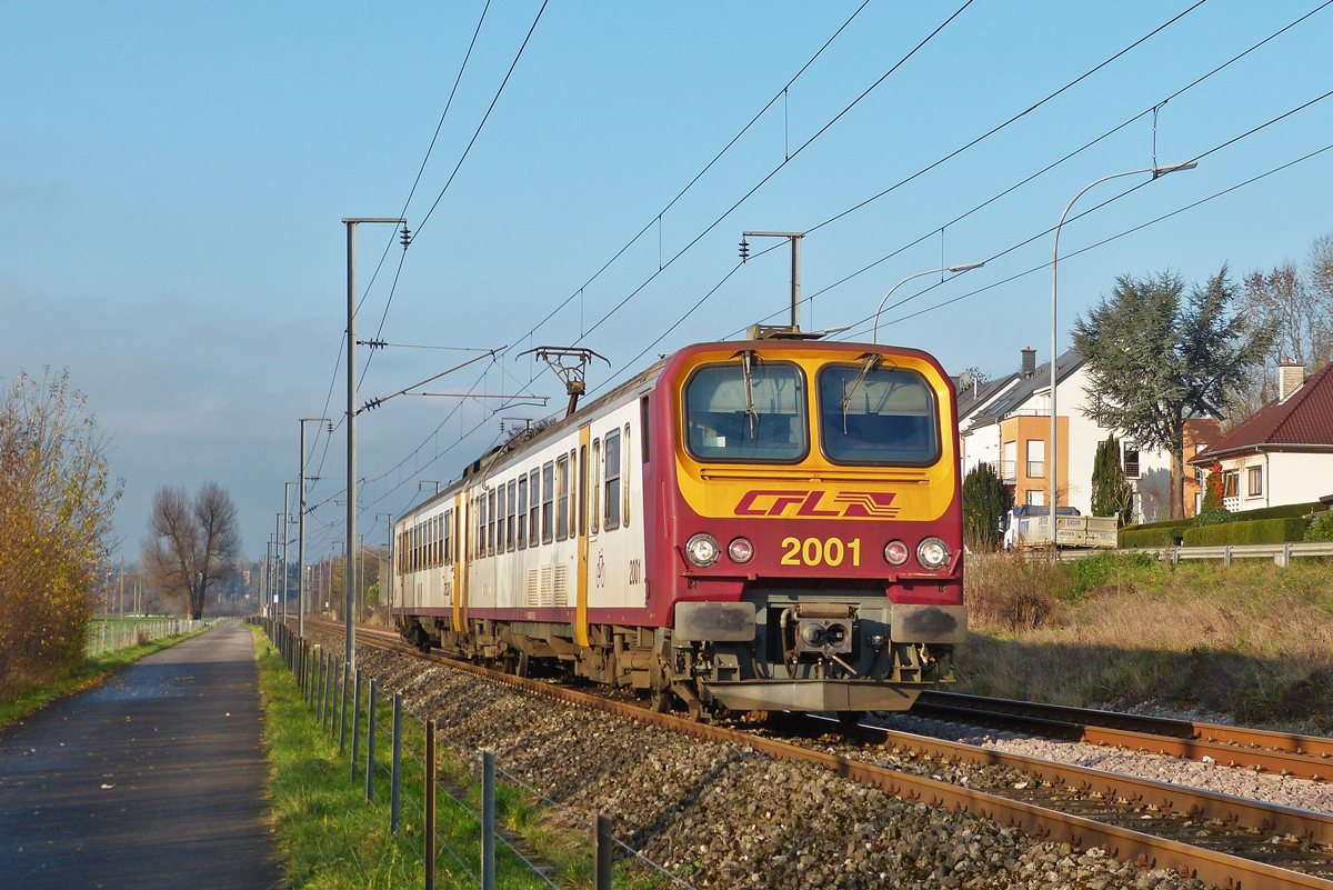 . Am 14.12.2015 gab es am Nachmittag ein paar Sonnenstrahlen und so profitierte ich mal wieder am Weg zwischen Lintgen und Mersch entlangzuwandern, dabei konnte der Triebzug Z 2001 in der Nhe von Rollingen bildlich festgehalten werden. (Hans)