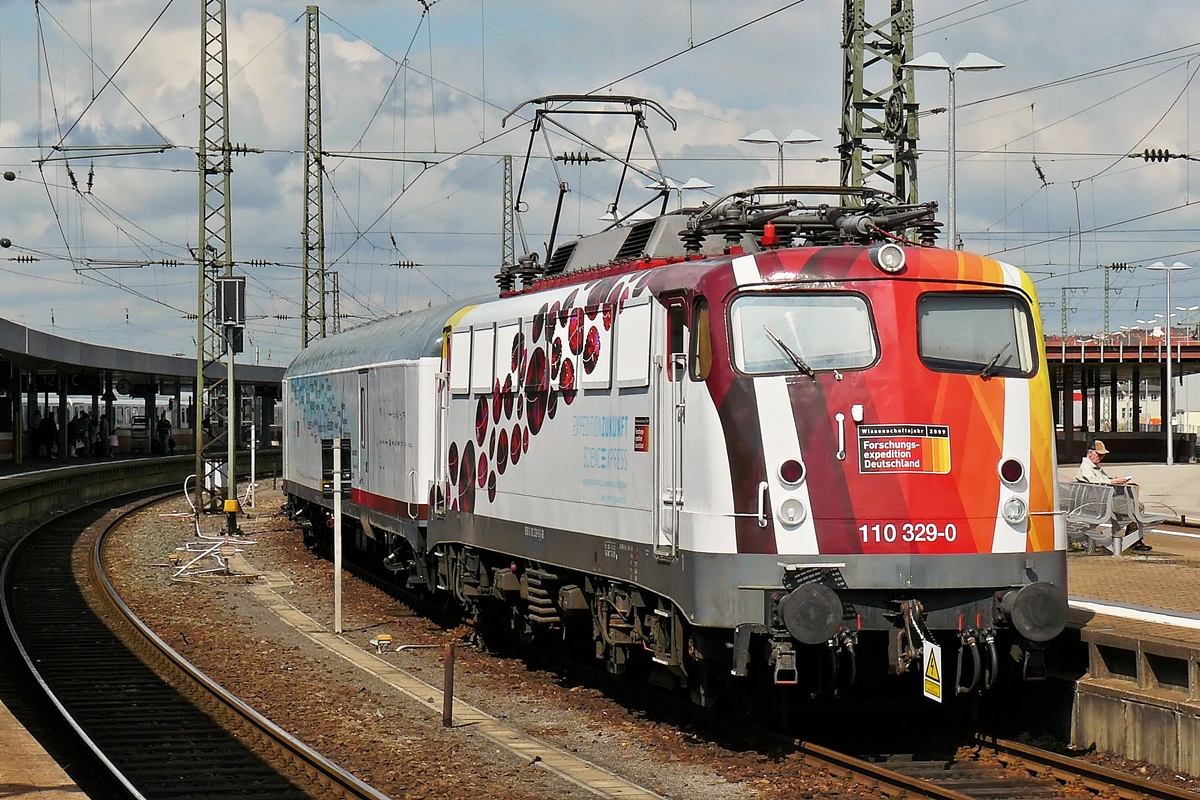 . Am 22.06.2009 weilte der Ausstellungszug SciencExpress - Expedition Zukunft im Hauptbahnhof von Saarbrcken und konnte dort besucht werden. (Hans)

Science Express – eine Ausstellung auf Gleisen

Der Science Express war Teil des Wissenschaftsjahres 2009 und wurde realisiert von einem Projektteam der Max-Planck-Gesellschaft und der Ausstellungsagentur ArchiMeDes. Die Ausstellung wurde vom Bundesministerium fr Bildung und Forschung (BMBF) gefrdert. Darber hinaus wurde der Zukunftszug von verschiedenen Vertretern aus Wissenschaft und Wirtschaft untersttzt.

Zwlf Themenwagen des Ausstellungszugs brachten globale Herausforderungen, wie Klimawandel, Energieverknappung und fortschreitende Urbanisierung, mit neuesten Lsungen aus Wissenschaft und Technik zusammen und gaben auf diese Weise Einblick, wie sich unser Leben in den kommenden Jahrzehnten verndern wird. Konzipiert und umgesetzt wurde die „Expedition Zukunft“ von einem Projektteam der Max-Planck-Gesellschaft (MPG) in Mnchen. Die mobile Ausstellung tourte im Rahmen des  Wissenschaftsjahres 2009  durch 62 deutsche Stdte.
