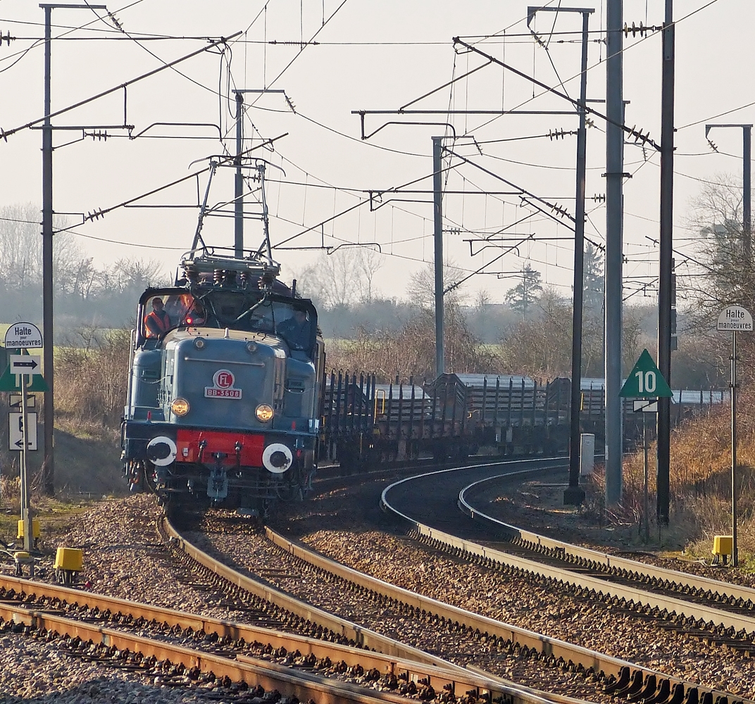 . Am Bahnsteig in Noertzange gab es am 31.01.2014 die Mglichkeit die BB 3608 mit ihrem Gterzug so abzulichten, dass man die 1818 nur erahnen kann. Obwohl diese ungewhnlich anmutende Bespannung gar nicht so abwegig ist, gab es die Zusammenarbeit beider Baureihen frher recht hufig im Gterverkehr. 

http://www.bahnbilder.de/bild/Luxemburg~Dieselloks~BR+1800/677985/luxemburg-bahnhof-bettemburg-luxemburgische-e-lok-cfl.html

(Hans)