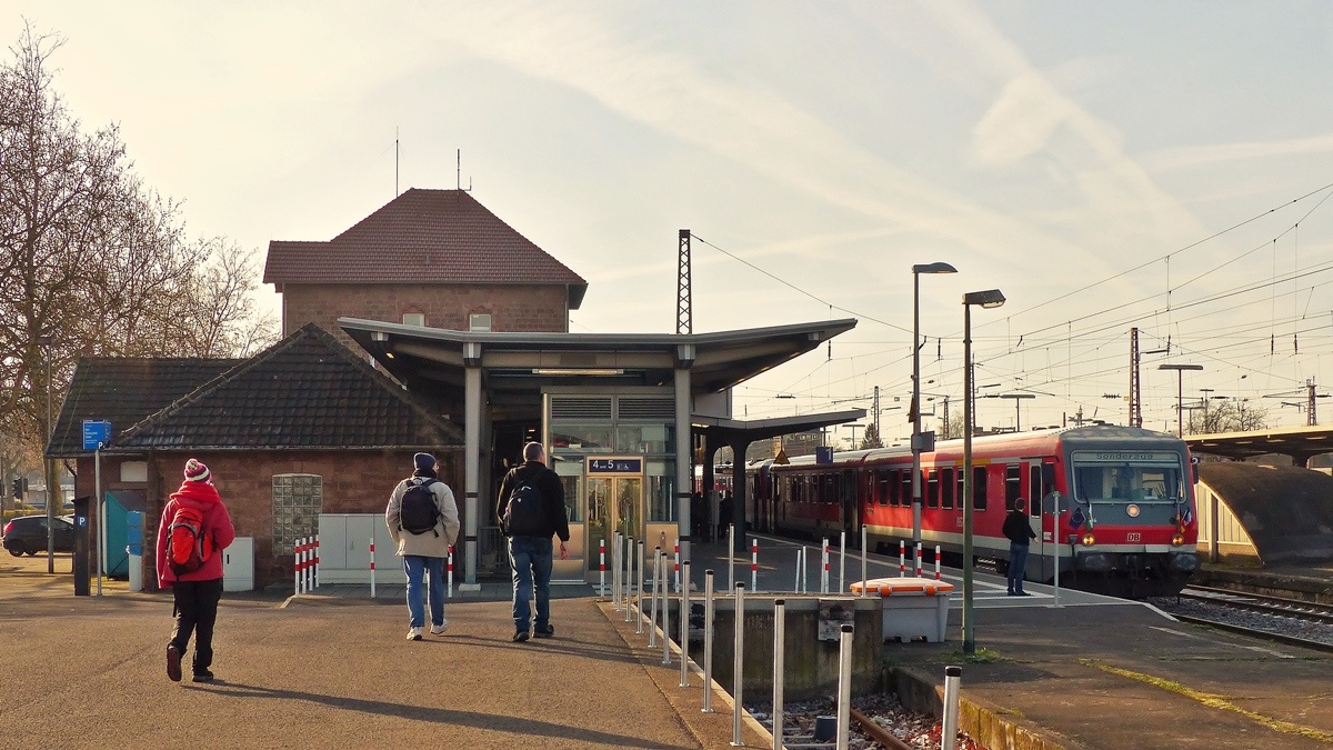 . Am Karfreitag geht es mit dem Sonderzug von Dillingen/Saar nach Bouzonville - Wie lange es die Sonderfahrten ber die Grenze nach Frankreich noch geben wird, steht in den Sternen. Trotz Europa und Schengen Abkommen schafft man es nicht einen vernnftigen grenzberschreitenden Nahverkehr zu gestalten.

Am noch kalten, aber sonnigen 03.04.2015 begeben sich die Bahnfotografen zum Bahnhof von Dillingen/Saar, dort wartet bereits der Sonderzug, bestehend aus drei 628er Einheiten auf die erste Abfahrt des Tages. (Jeanny)

